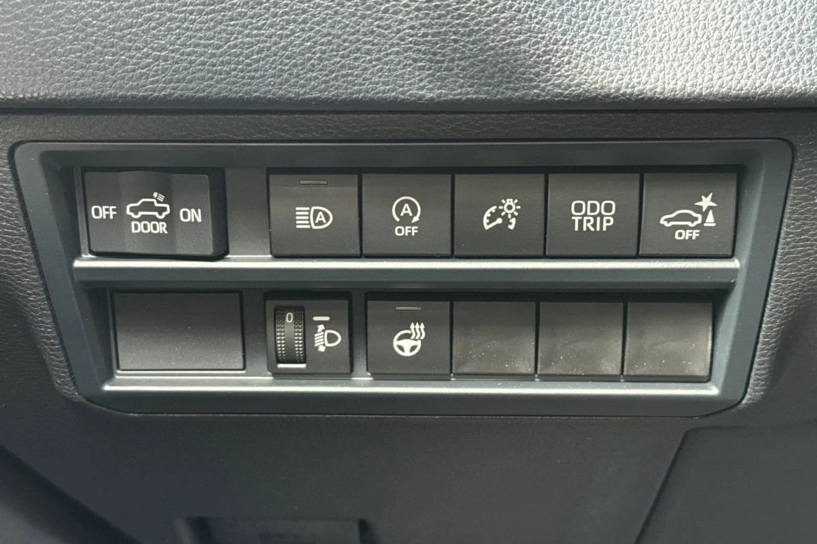 Toyota Tundra 4WD SR5 CrewMax 5.5' Bed (Natl) 2026 — side view