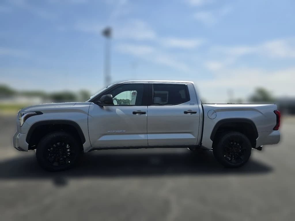 Toyota Tundra 4WD SR5 CrewMax 5.5' Bed (Natl) 2026 — side view