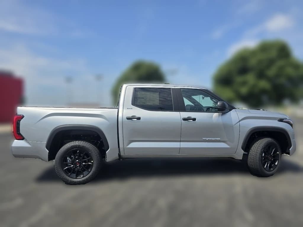 Toyota Tundra 4WD SR5 CrewMax 5.5' Bed (Natl) 2026 — side view