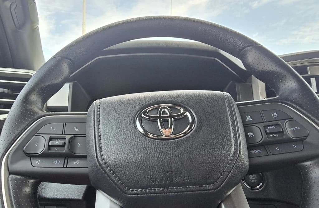 Toyota Tundra 4WD SR5 CrewMax 5.5' Bed (Natl) 2026 — side view