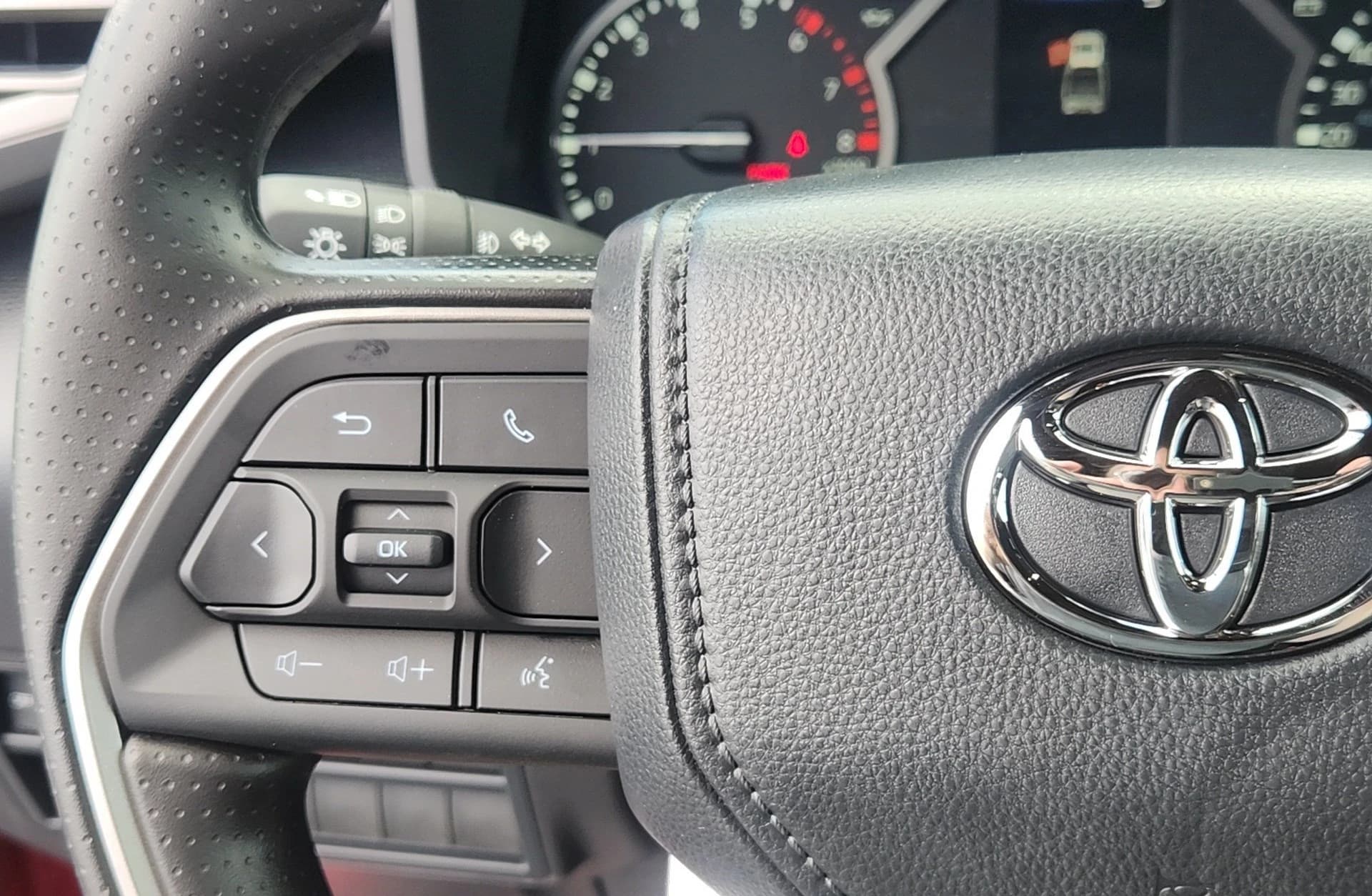Toyota Tundra 4WD SR5 CrewMax 5.5' Bed (Natl) 2026 — side view