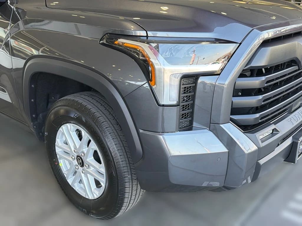 Toyota Tundra 4WD SR5 CrewMax 5.5' Bed (Natl) 2026 — side view