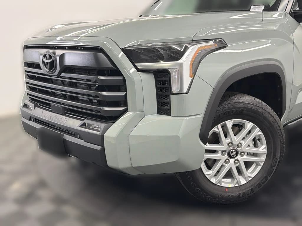 Toyota Tundra 4WD SR5 CrewMax 5.5' Bed (Natl) 2026 — side view