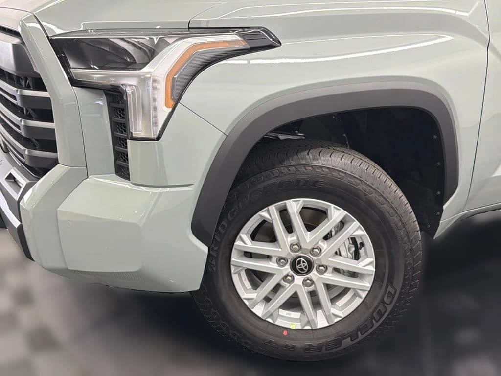 Toyota Tundra 4WD SR5 CrewMax 5.5' Bed (Natl) 2026 — side view