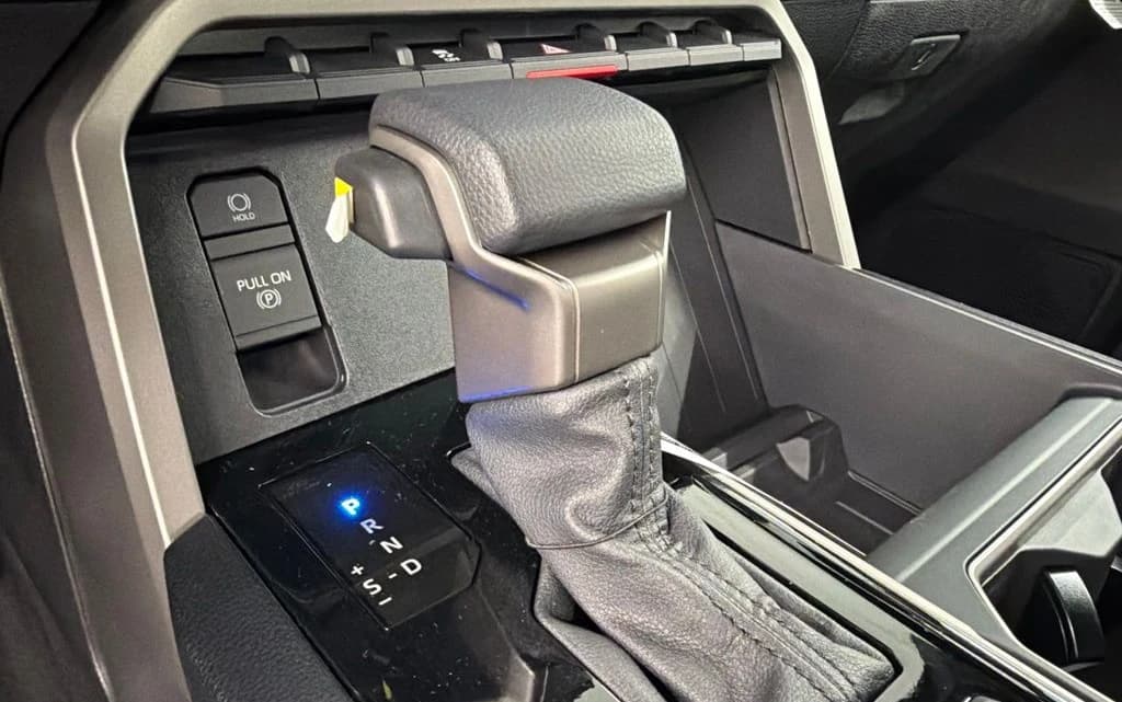 Toyota Tundra 4WD SR5 CrewMax 5.5' Bed (Natl) 2026 — side view