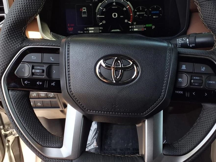Toyota Tundra 4WD 1794 Edition Hybrid CrewMax 5.5' Bed (Natl) 2026 — side view