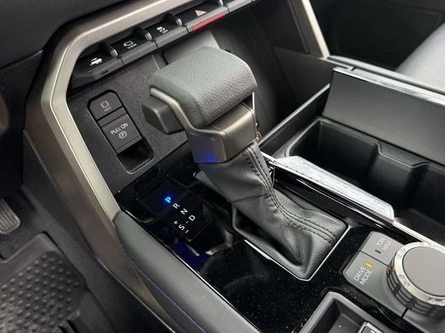 Toyota Tundra 4WD Platinum CrewMax 5.5' Bed (Natl) 2026 — side view