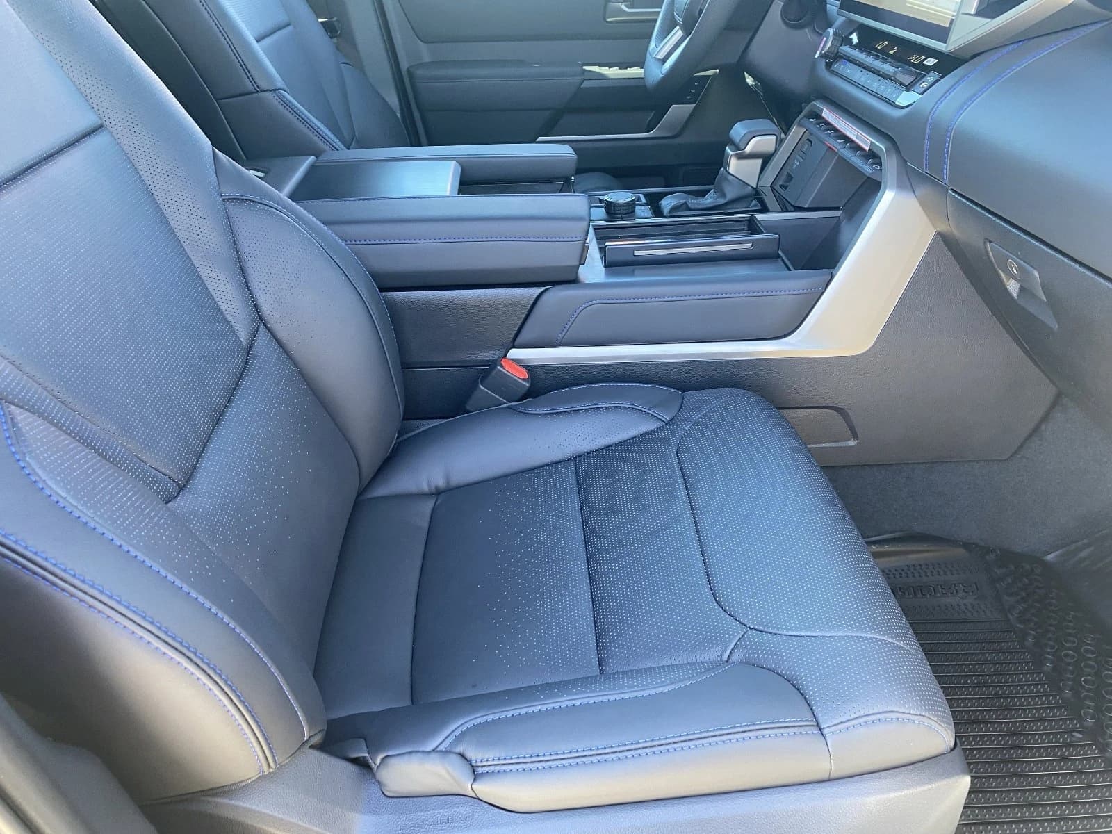 Toyota Tundra 4WD Platinum CrewMax 5.5' Bed (Natl) 2026 — side view