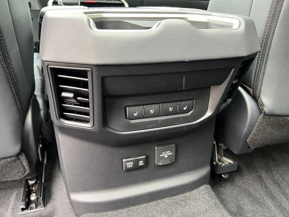 Toyota Tundra 4WD Platinum CrewMax 5.5' Bed (Natl) 2026 — side view