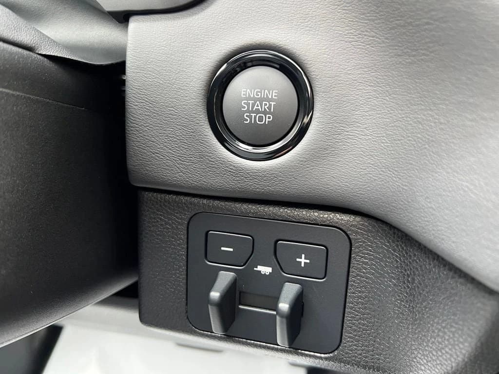 Toyota Tundra 4WD Platinum CrewMax 5.5' Bed (Natl) 2026 — side view