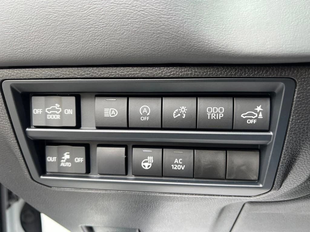 Toyota Tundra 4WD Platinum CrewMax 5.5' Bed (Natl) 2026 — side view