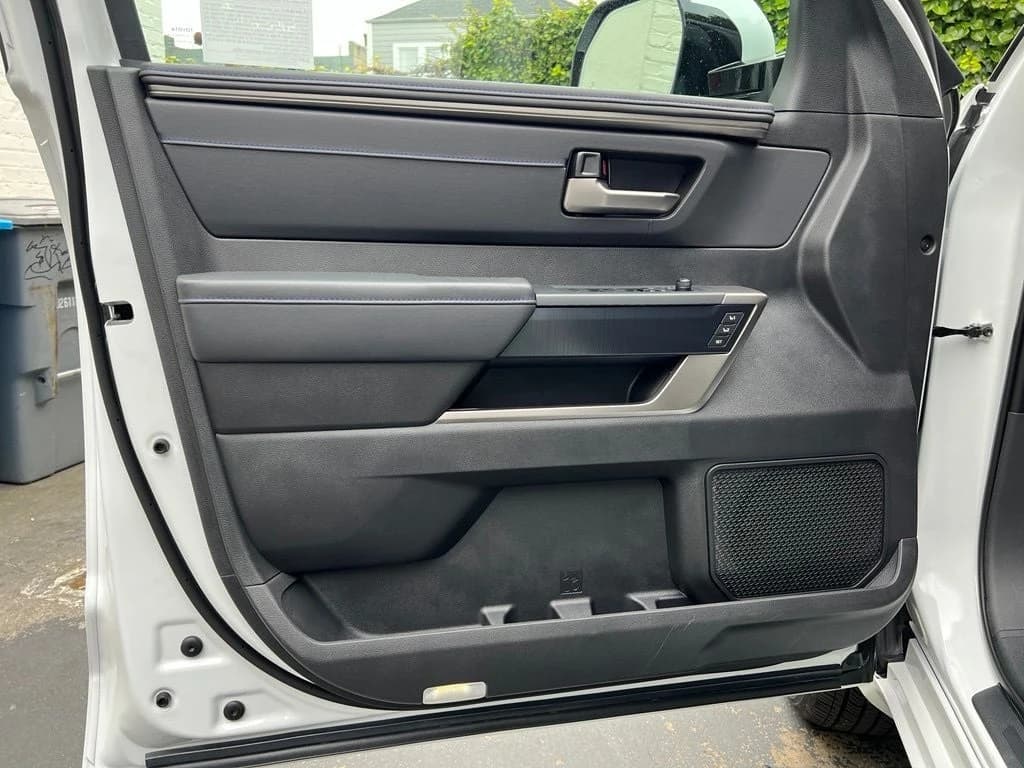Toyota Tundra 4WD Platinum CrewMax 5.5' Bed (Natl) 2026 — side view