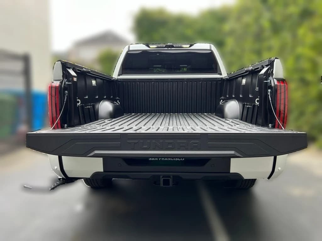 Toyota Tundra 4WD Platinum CrewMax 5.5' Bed (Natl) 2026 — side view