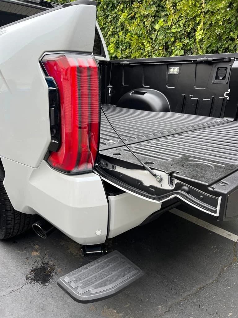 Toyota Tundra 4WD Platinum CrewMax 5.5' Bed (Natl) 2026 — side view