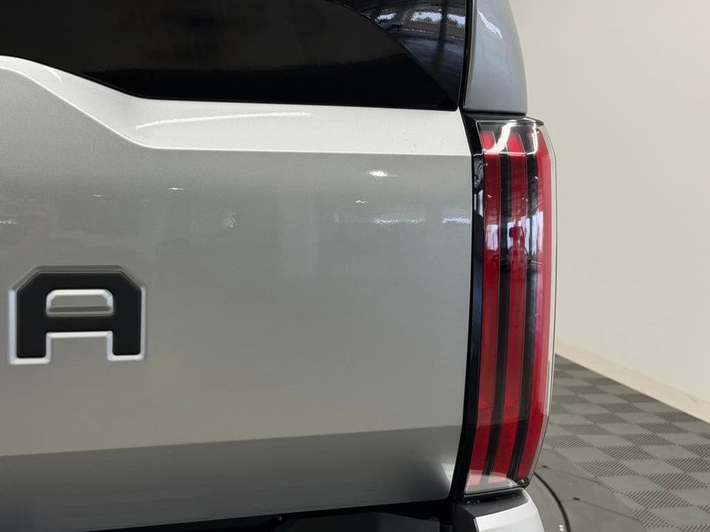Toyota Tundra 4WD Platinum CrewMax 5.5' Bed (Natl) 2026 — side view