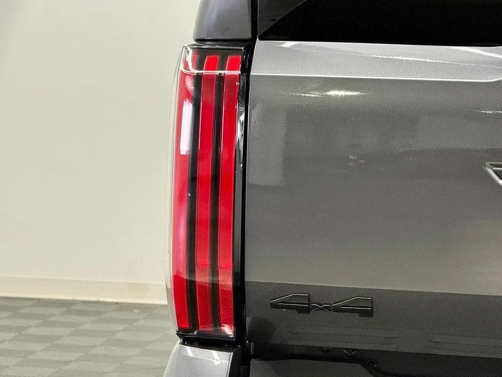 Toyota Tundra 4WD Platinum CrewMax 5.5' Bed (Natl) 2026 — side view