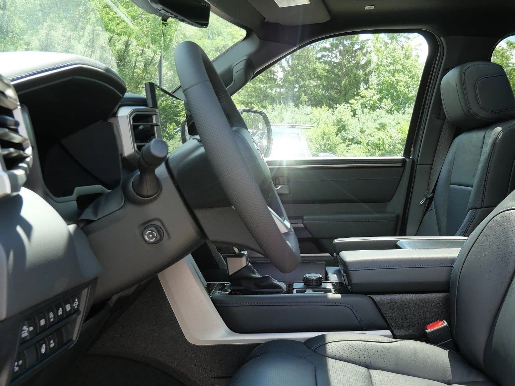 Toyota Tundra 4WD Platinum CrewMax 5.5' Bed (Natl) 2026 — side view
