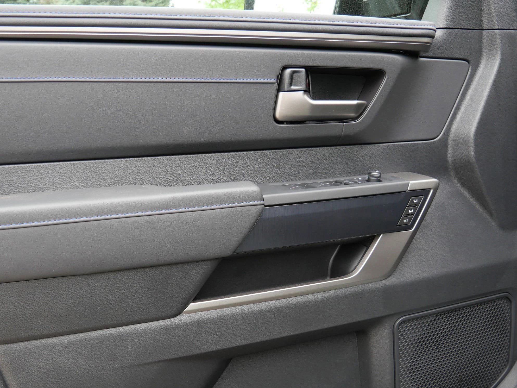 Toyota Tundra 4WD Platinum CrewMax 6.5' Bed (Natl) 2026 — side view