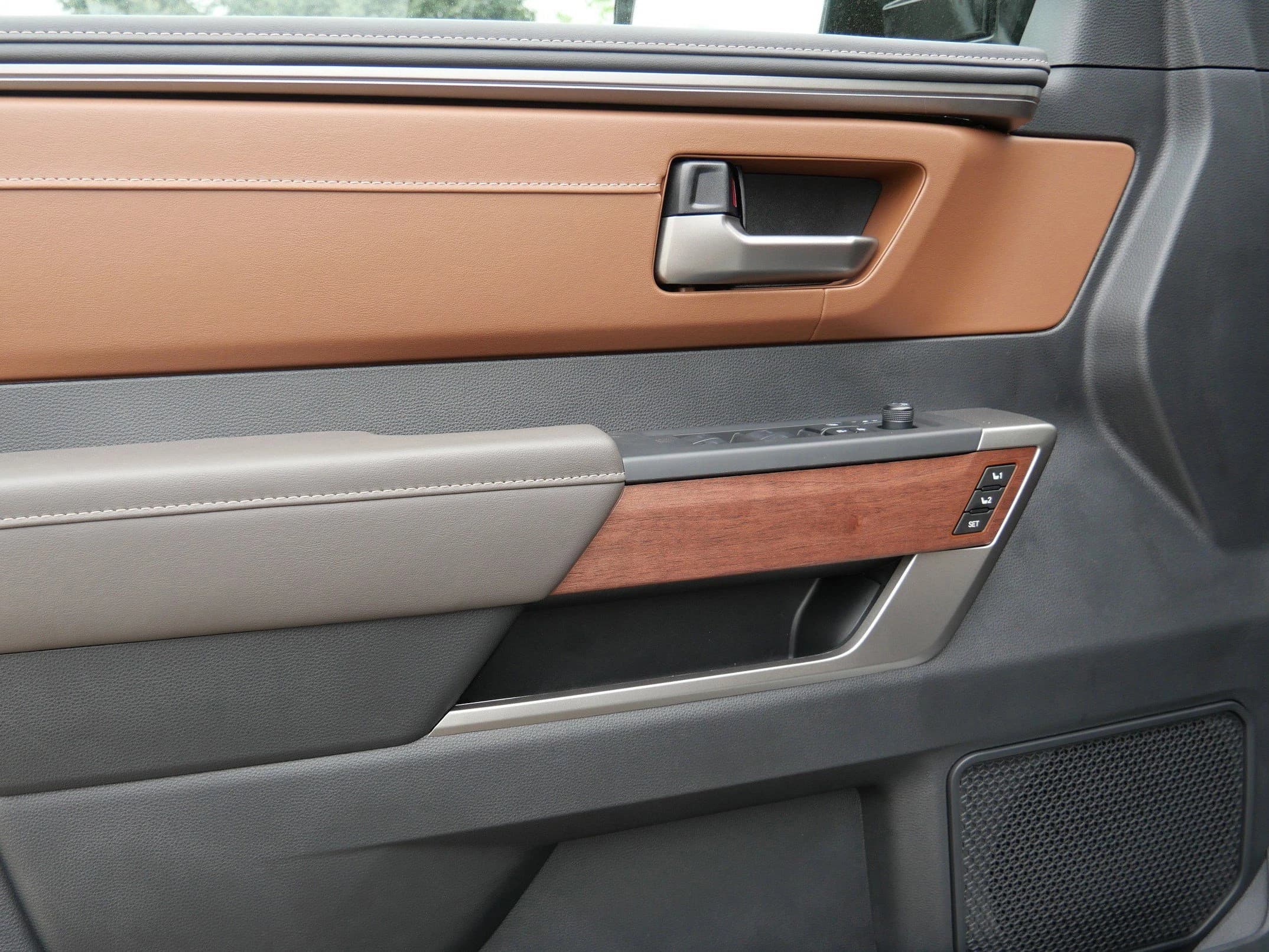 Toyota Tundra 4WD Platinum CrewMax 6.5' Bed (Natl) 2026 — side view