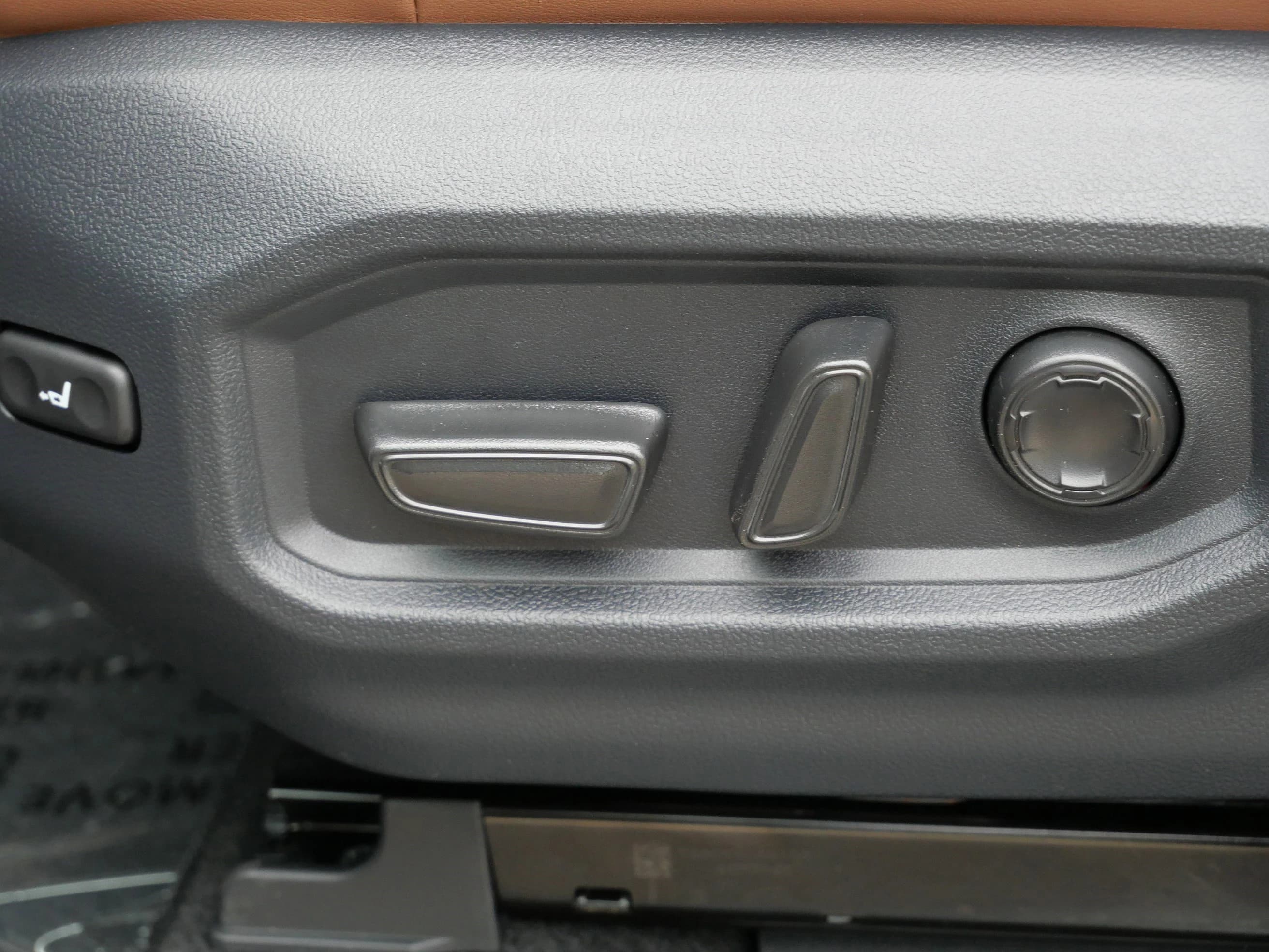 Toyota Tundra 4WD Platinum CrewMax 6.5' Bed (Natl) 2026 — side view