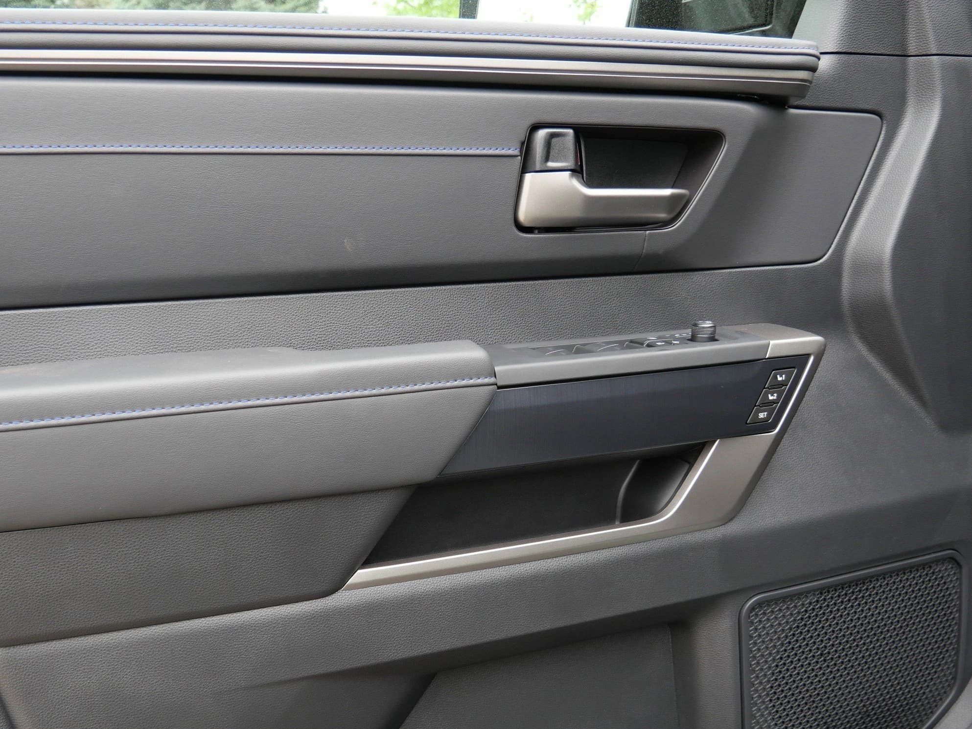 Toyota Tundra 4WD Platinum CrewMax 6.5' Bed (Natl) 2026 — side view