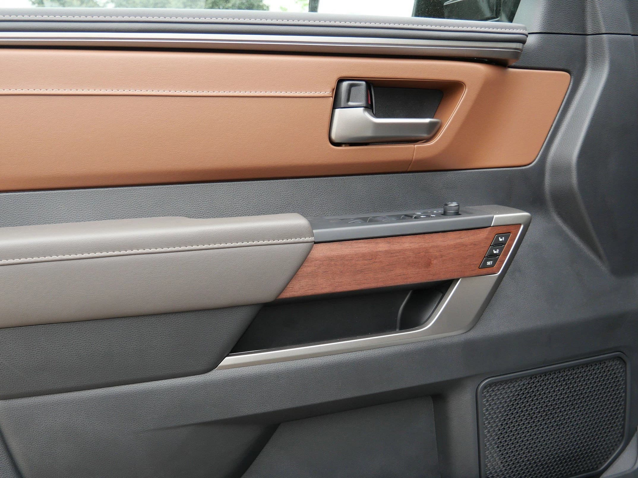 Toyota Tundra 4WD Platinum CrewMax 6.5' Bed (Natl) 2026 — side view