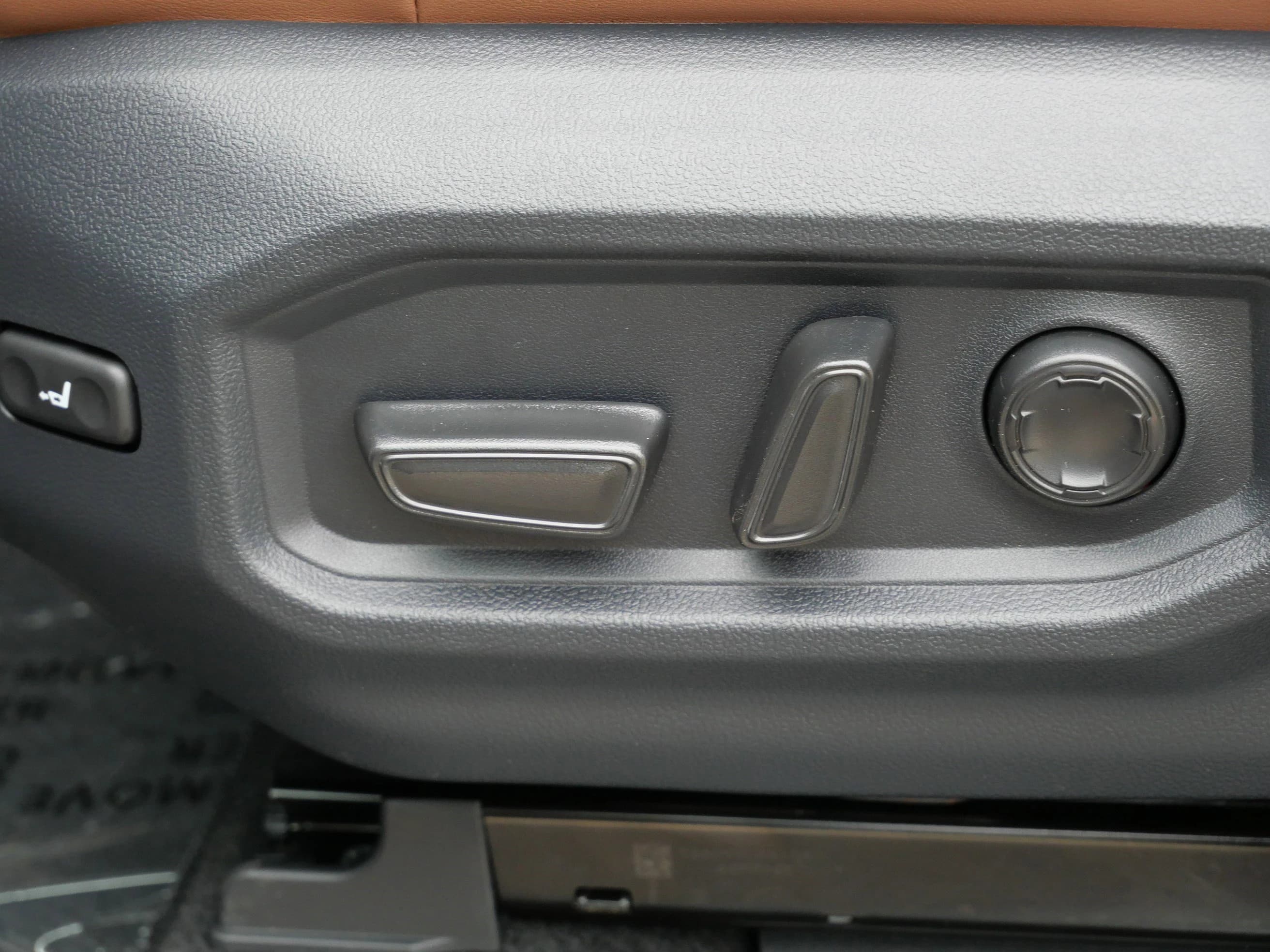 Toyota Tundra 4WD Platinum CrewMax 6.5' Bed (Natl) 2026 — side view