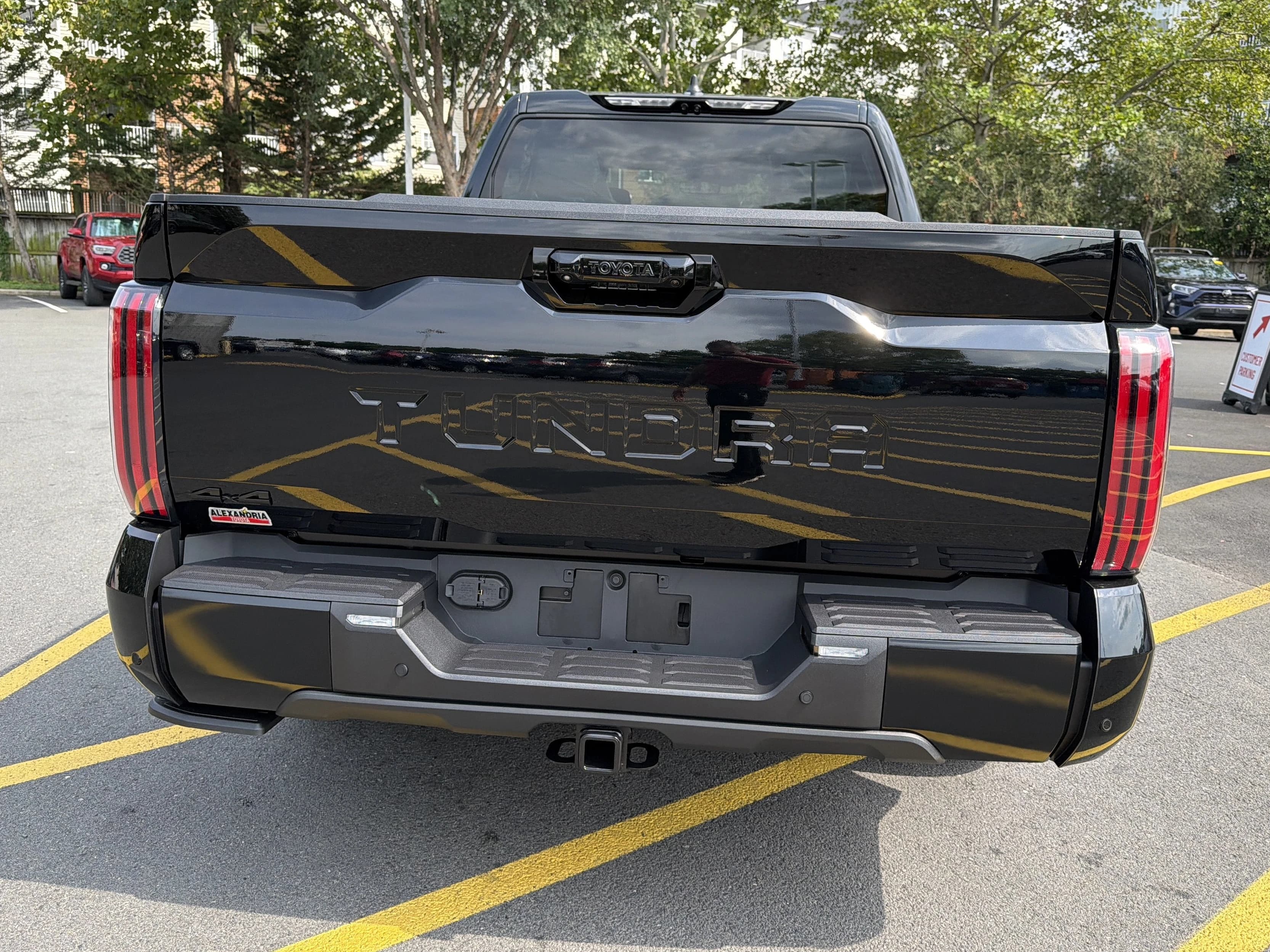 Toyota Tundra 4WD Platinum CrewMax 6.5' Bed (Natl) 2026 — side view