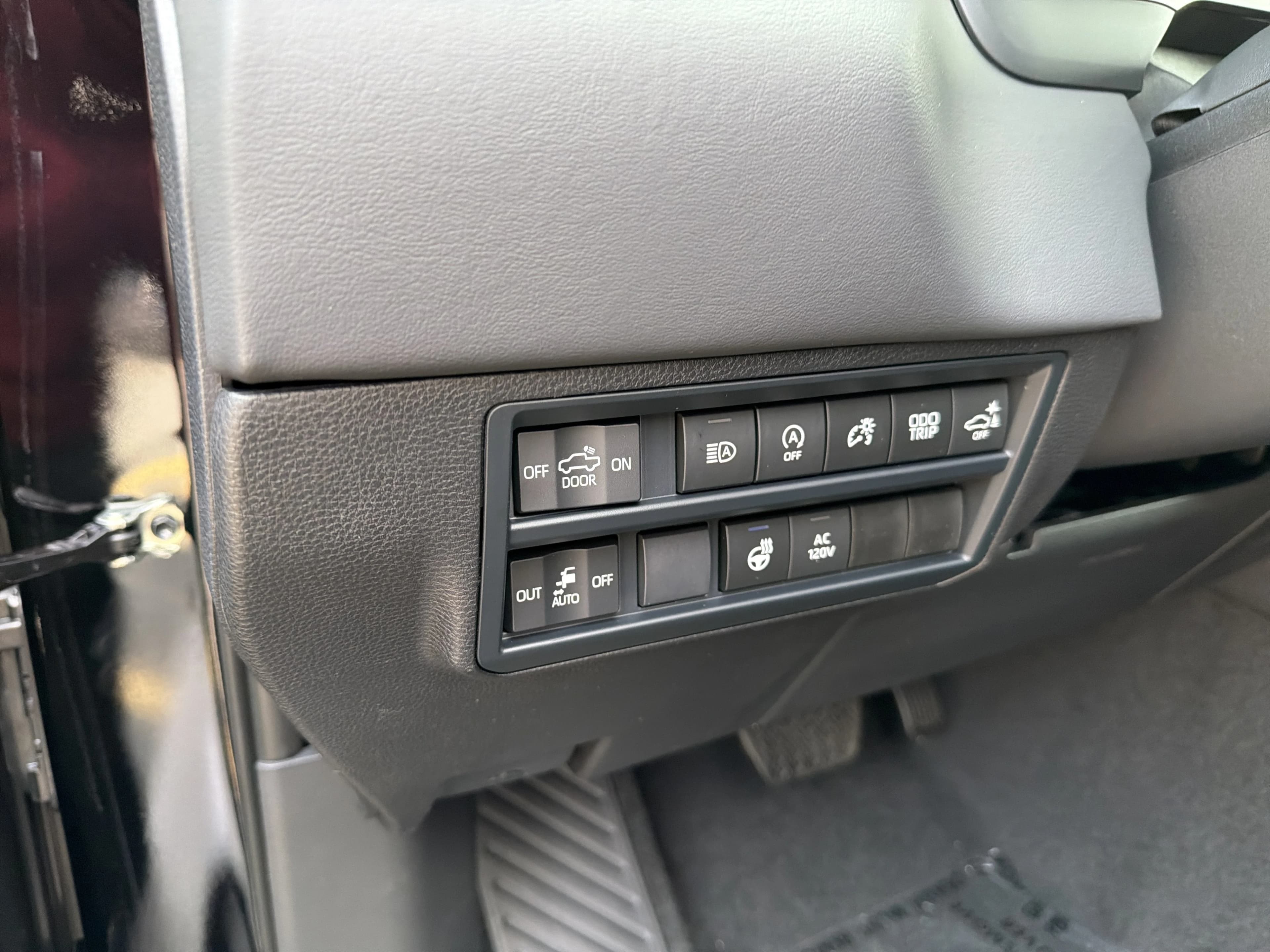 Toyota Tundra 4WD Platinum CrewMax 6.5' Bed (Natl) 2026 — side view