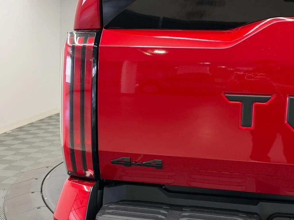 Toyota Tundra 4WD Platinum Hybrid CrewMax 5.5' Bed (Natl) 2026 — side view