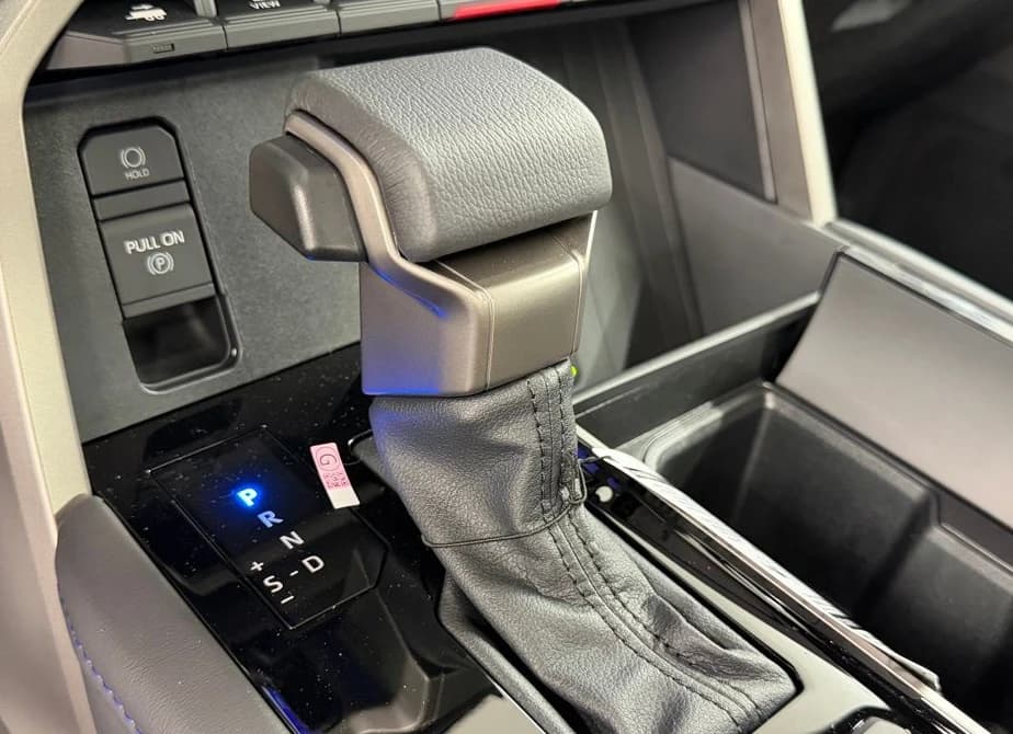 Toyota Tundra 4WD Platinum Hybrid CrewMax 5.5' Bed (Natl) 2026 — side view