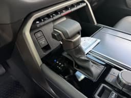 Toyota Tundra 4WD Platinum Hybrid CrewMax 5.5' Bed (Natl) 2026 — side view