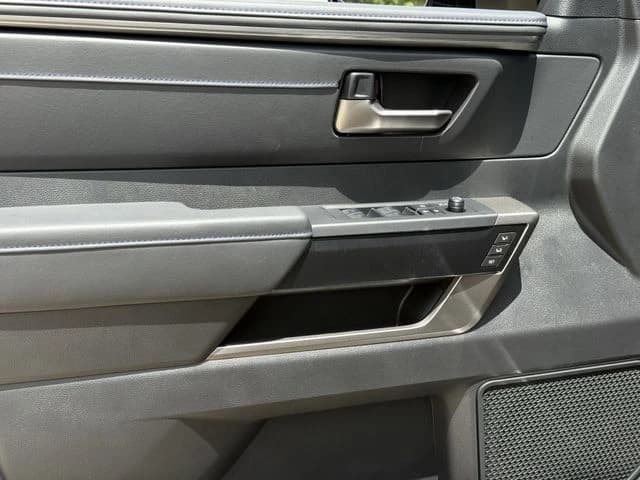 Toyota Tundra 4WD Platinum Hybrid CrewMax 5.5' Bed (Natl) 2026 — side view