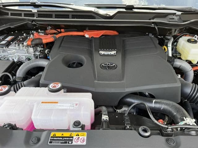 Toyota Tundra 4WD Platinum Hybrid CrewMax 5.5' Bed (Natl) 2026 — side view