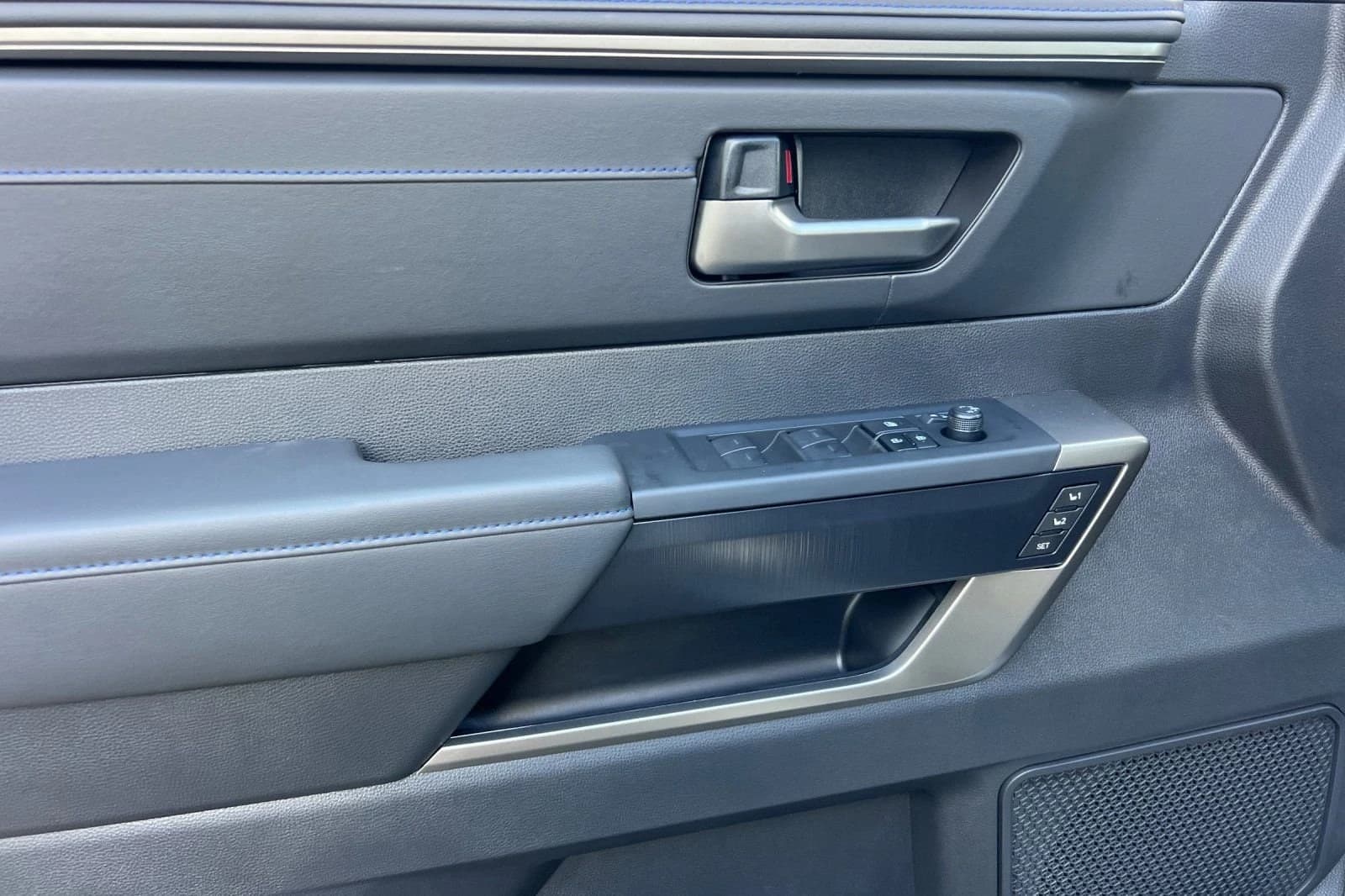 Toyota Tundra 4WD Platinum Hybrid CrewMax 5.5' Bed (Natl) 2026 — side view