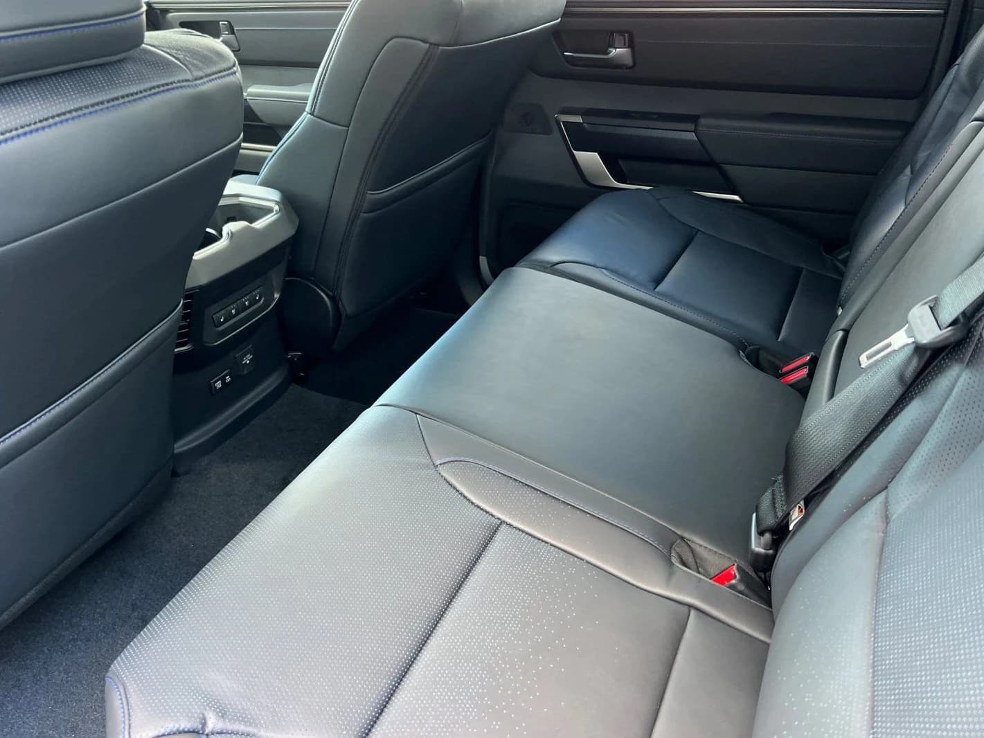 Toyota Tundra 4WD Platinum Hybrid CrewMax 5.5' Bed (Natl) 2026 — side view