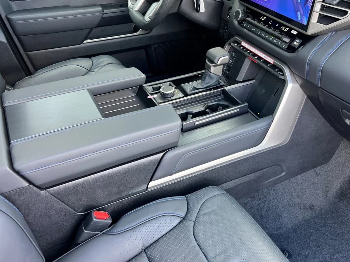 Toyota Tundra 4WD Platinum Hybrid CrewMax 5.5' Bed (Natl) 2026 — side view