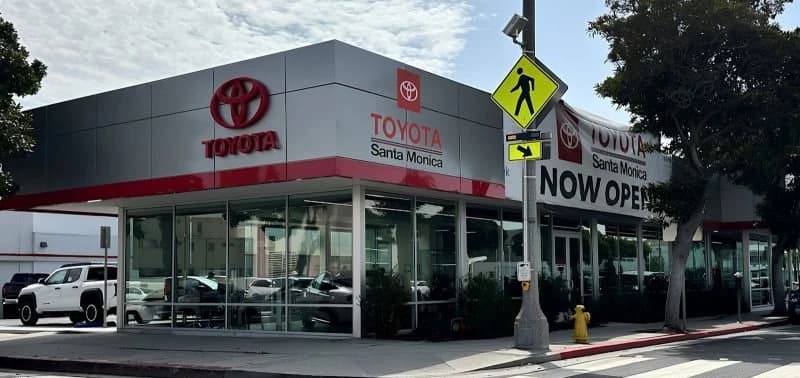 Toyota Tundra 4WD Platinum Hybrid CrewMax 5.5' Bed (Natl) 2026 — side view