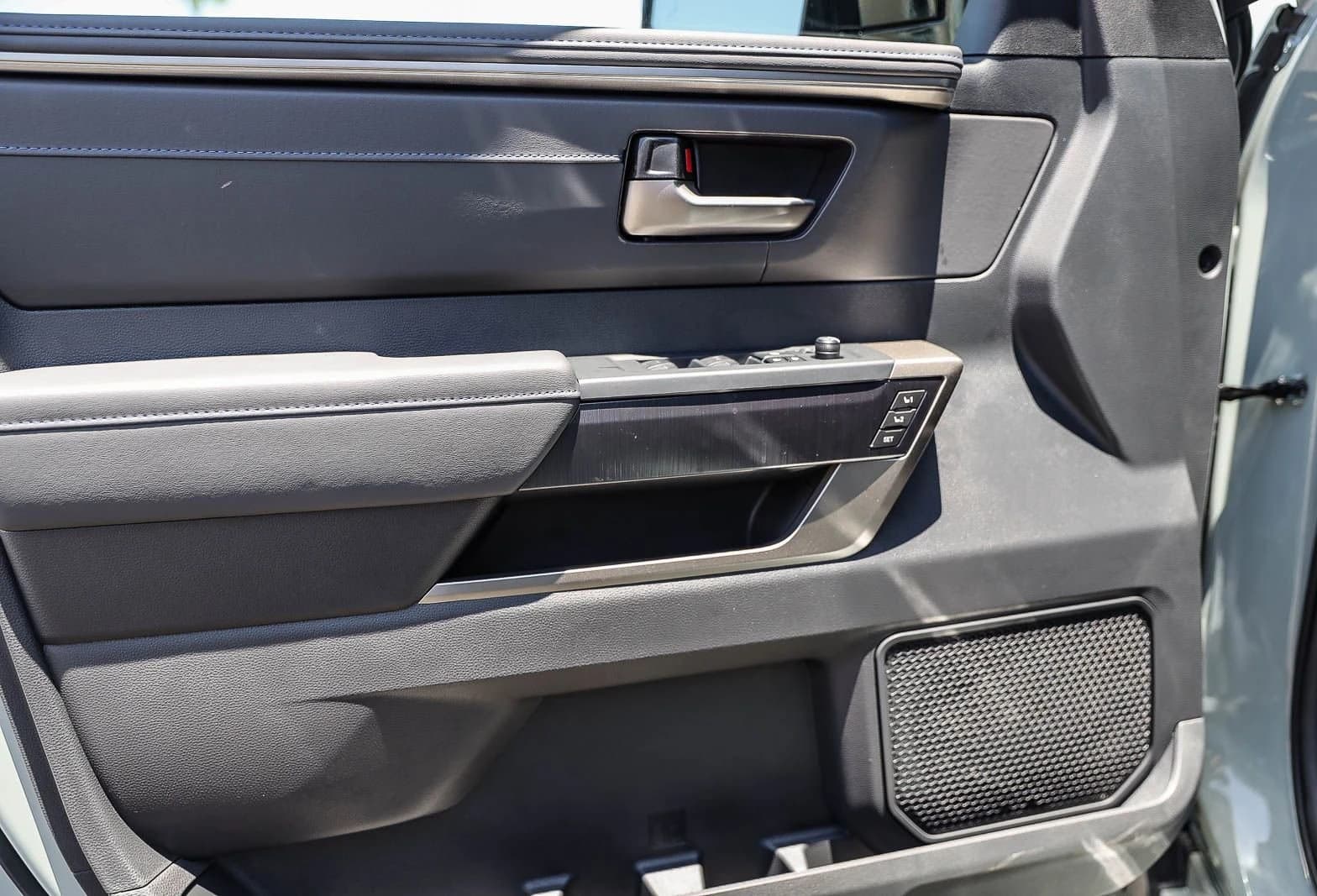 Toyota Tundra 4WD Platinum Hybrid CrewMax 5.5' Bed (Natl) 2026 — side view