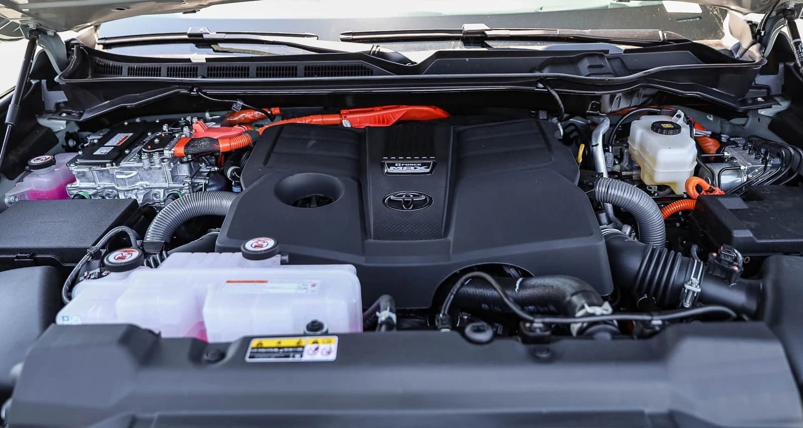 Toyota Tundra 4WD Platinum Hybrid CrewMax 5.5' Bed (Natl) 2026 — side view