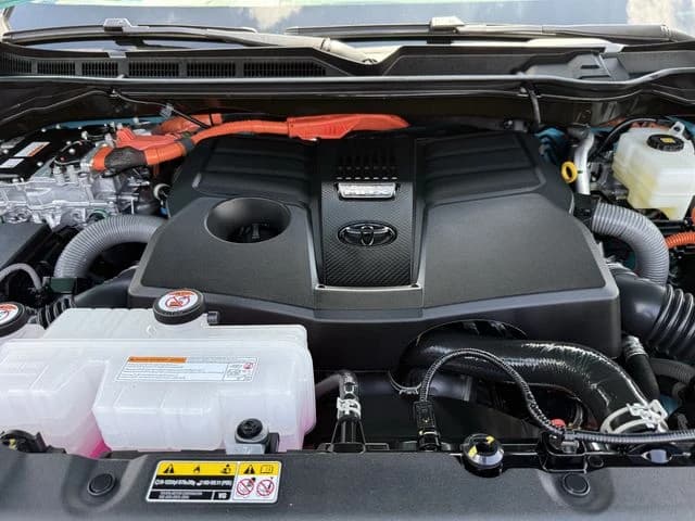 Toyota Tundra 4WD TRD Pro Hybrid CrewMax 5.5' Bed (Natl) 2026 — side view