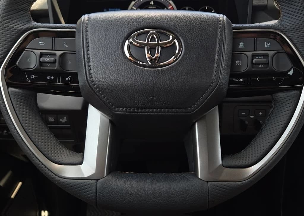 Toyota Tundra 4WD Capstone Hybrid CrewMax 5.5' Bed (Natl) 2026 — side view