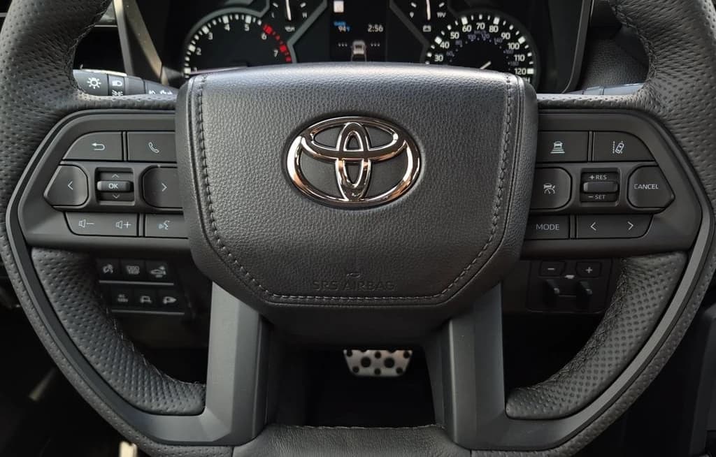 Toyota Tundra 4WD Limited CrewMax 5.5' Bed (Natl) 2026 — side view