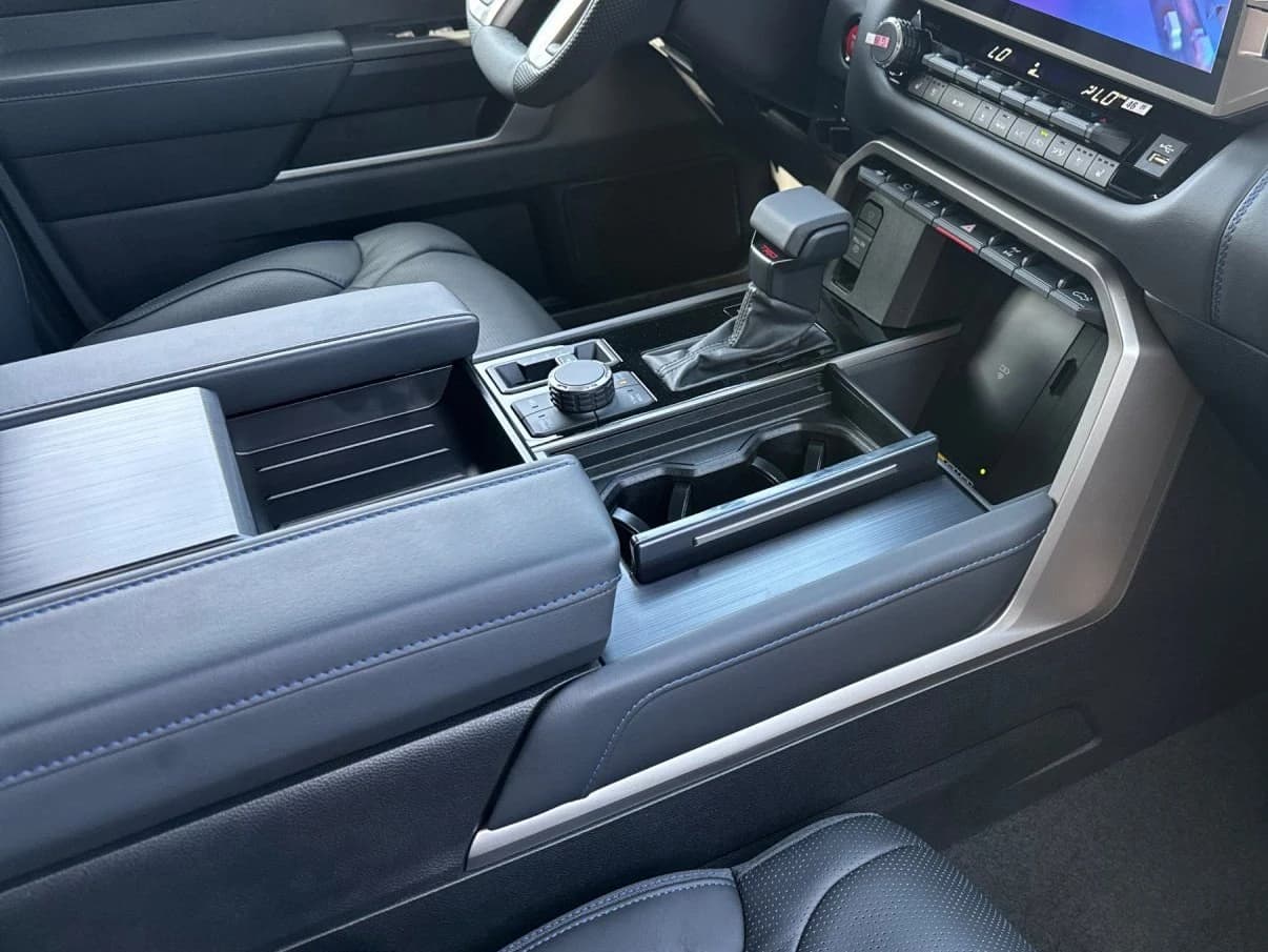 Toyota Tundra 4WD Platinum CrewMax 5.5' Bed (Natl) 2026 — side view
