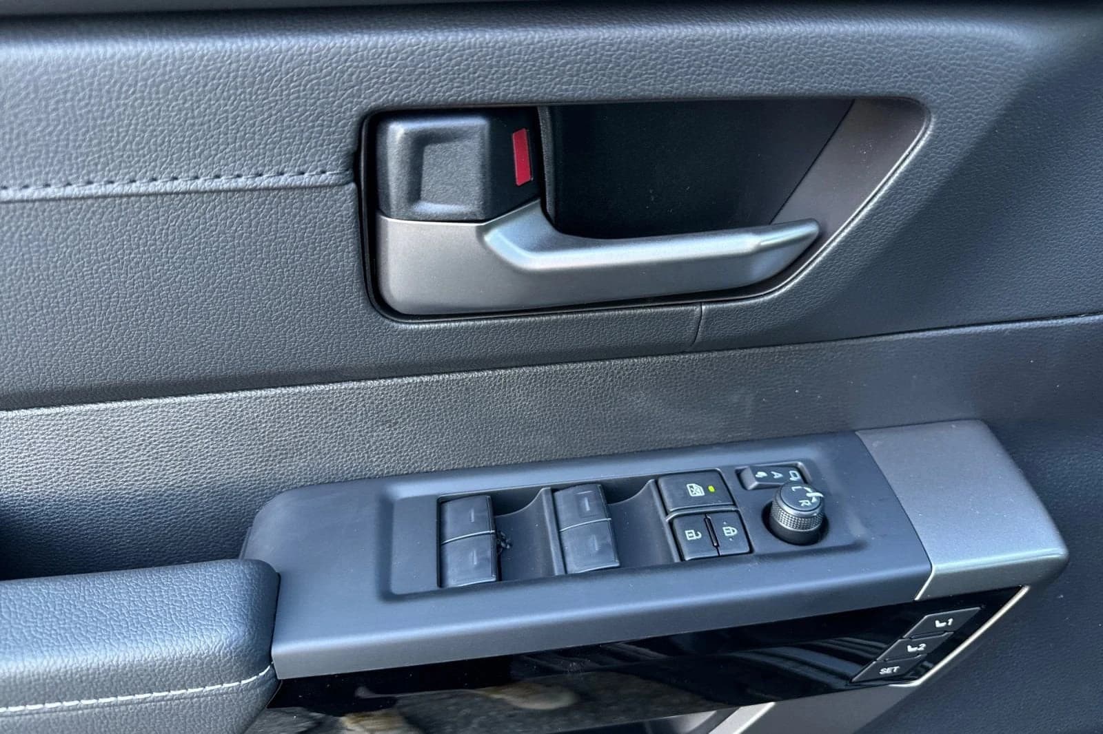 Toyota Tundra 4WD Limited CrewMax 5.5' Bed (Natl) 2026 — side view