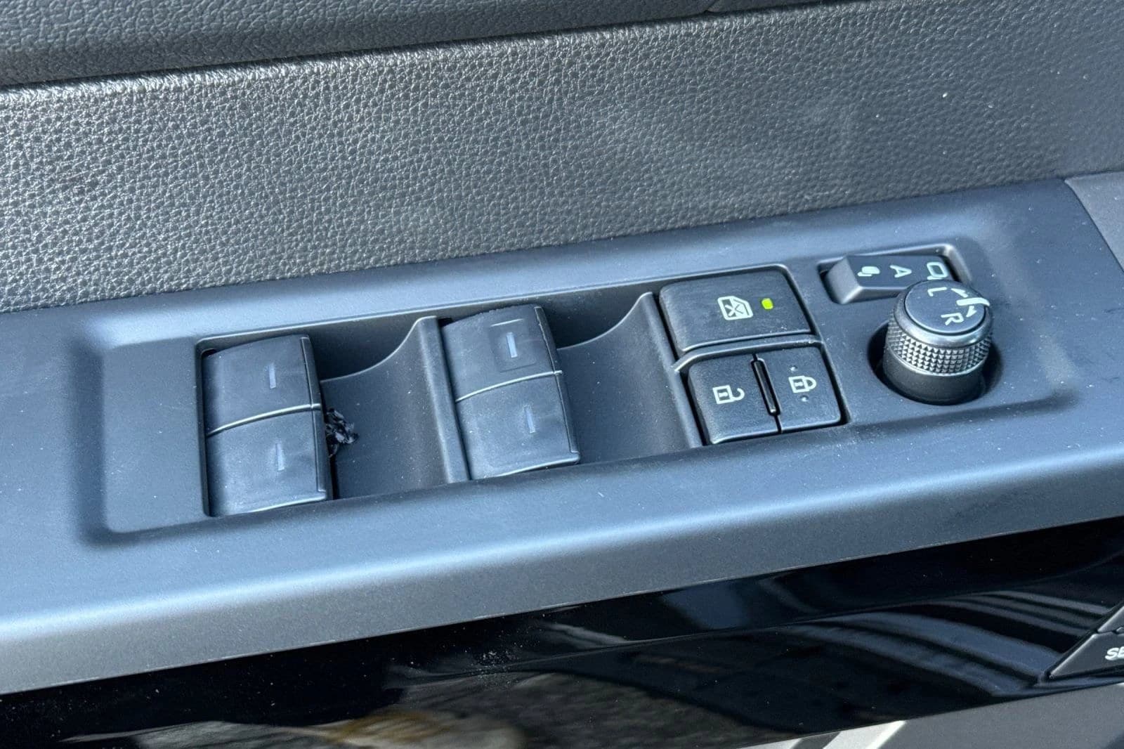 Toyota Tundra 4WD Limited CrewMax 5.5' Bed (Natl) 2026 — side view