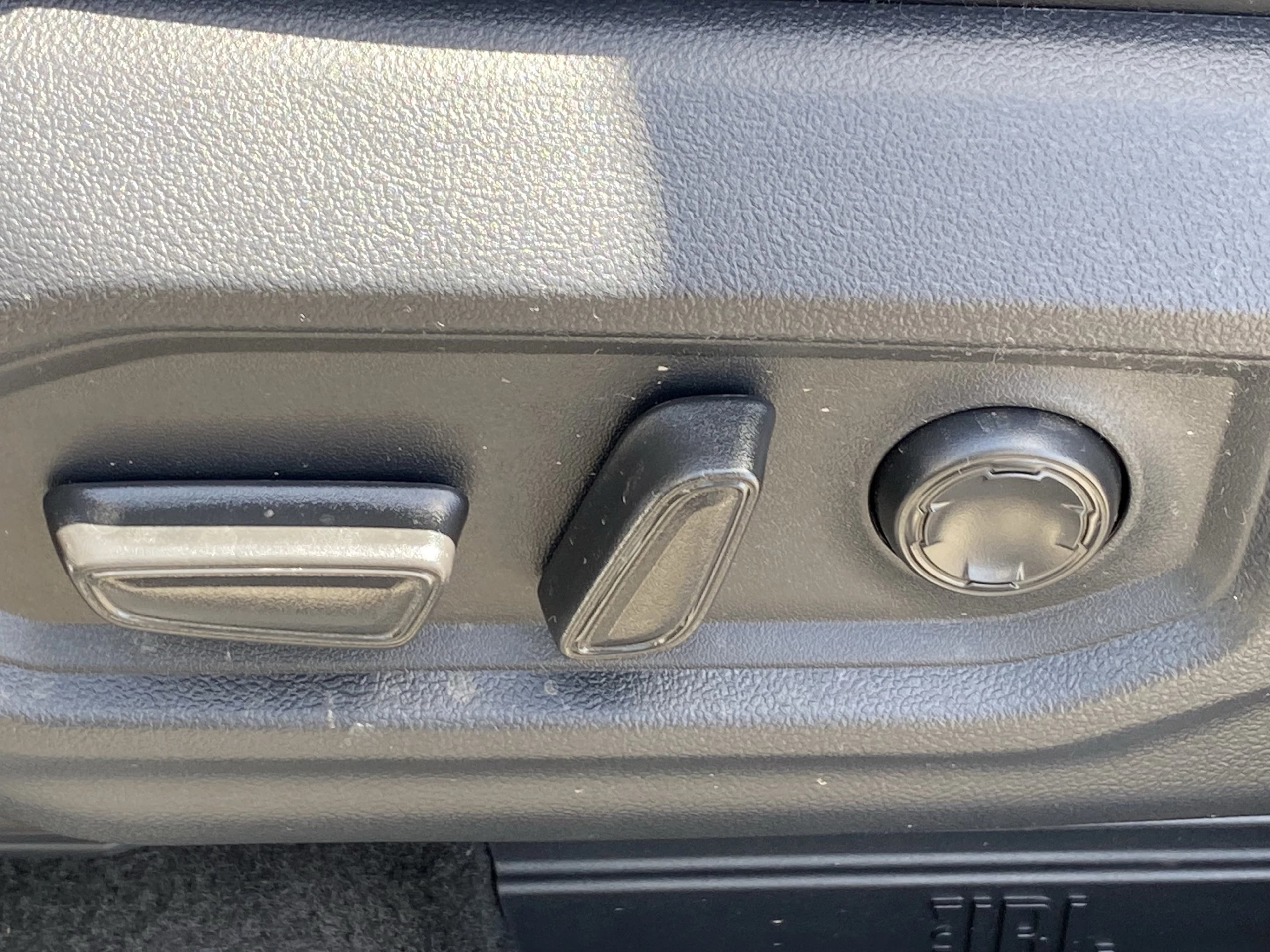 Toyota Tundra 4WD Platinum CrewMax 5.5' Bed (Natl) 2026 — side view