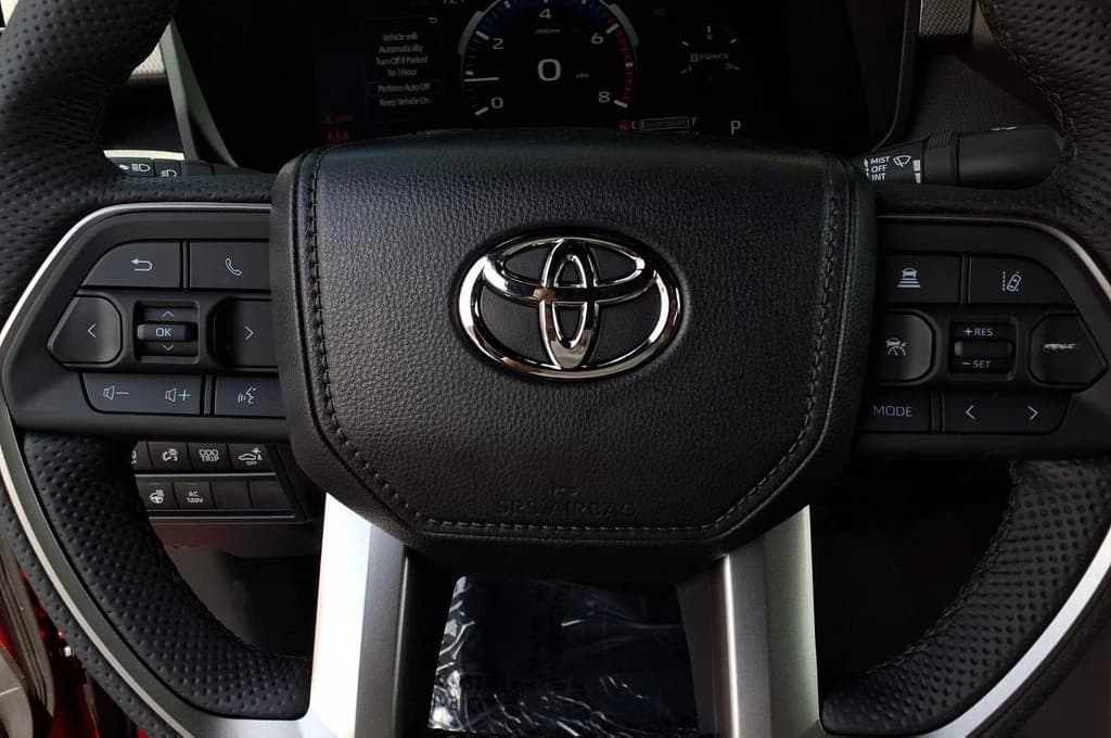Toyota Tundra 4WD Limited CrewMax 5.5' Bed (Natl) 2026 — side view