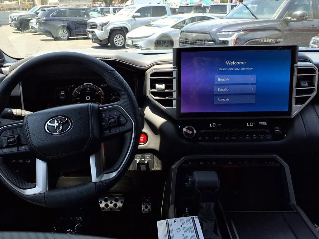 Toyota Tundra 4WD Platinum CrewMax 5.5' Bed (Natl) 2026 — side view