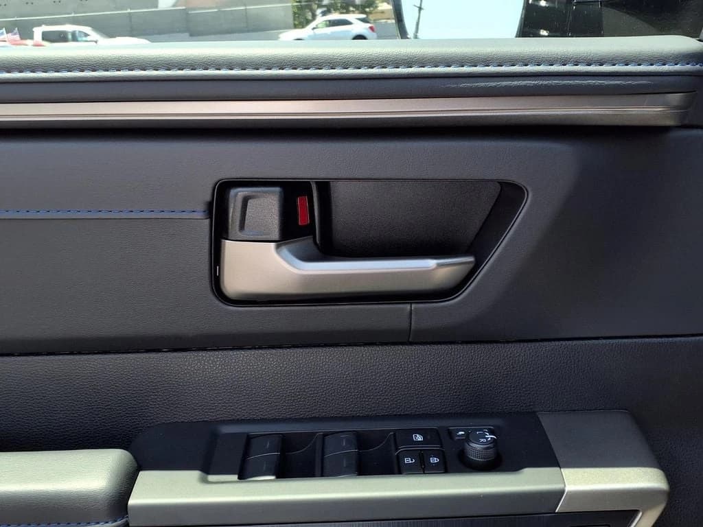 Toyota Tundra 4WD Platinum CrewMax 5.5' Bed (Natl) 2026 — side view